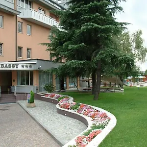 Hotel Embassy, Pero